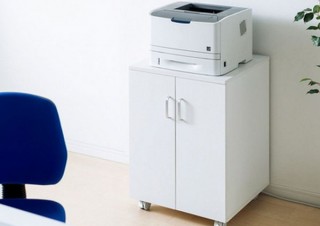 サンワサプライ、プリンタをのせて小物はすっきり収納できる「木製プリンタスタンド」発売