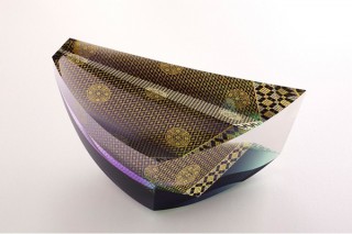 透明なガラスの中に浮遊するかのように截金を封じ込めた“截金ガラス”の作品が紹介される「山本茜展」