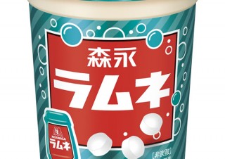森永乳業、ラムネ瓶風パッケージが特徴のお菓子を再現したドリンク「森永ラムネ」を発売