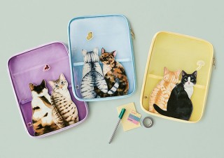 フェリシモ、窓の外が気にする猫を表現したA4ファイルポーチを発売