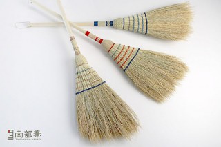 高倉工芸、白木とオーガニック染を掛け合わせた「オーガニック小箒」を発売