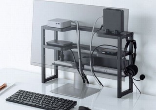 モニター裏のスペースに入るスリムで収納力の高い「3段ラック」、サンワサプライから