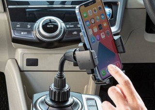 ドライブ中に手元にスマホを設置しやすい、ショートアームの「車載ホルダー」発売