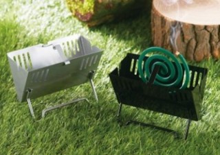 ヴィレヴァン、蚊取り線香をタテに置ける焚火台型の「蚊遣り」発売