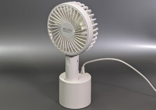 実は極レア？ 手持ちはもちろん据置でも利用可能、さらに首振りにまで対応した多機能USB扇風機