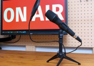 上海問屋、高さ調節対応・ポップガード付きの「卓上マイクスタンドセット」発売