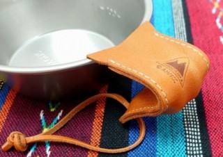 ヴィレヴァン、「ゆるキャン△」の本革製シェラカップレザーカバー発売