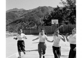 東京と京都の2会場で2人のマグナム・フォト写真家による展覧会「スポーツのある風景」が同時開催