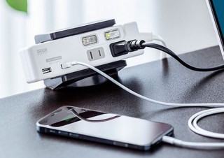 サンワサプライ、卓上で動きがちなタップをデスクに固定する「タップホルダー」に新色の黒