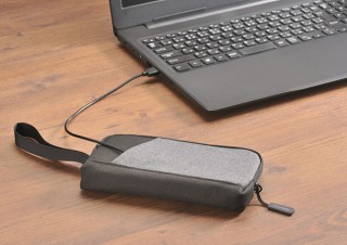 カーメイト、外出先で手軽にスマホを除菌できる「UV-C除菌ポーチ」を発売