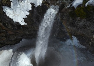 大型ドローンにカメラを取り付けて撮影した作品を紹介する林明輝氏の写真展「空飛ぶ写真機」