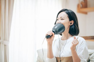 イーアンドケー、防音カバーを搭載したカラオケを手軽に楽しめる「一人deカラオケDX-V2」を発売