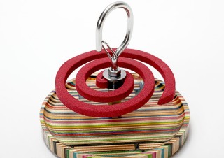 bloomy、破損したスケボーデッキを再加工した「蚊取り線香ホルダー」を発売