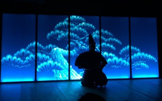 発泡断熱材を使った“光るアート作品”が展示されるゆるかわふう氏の個展「秘密」