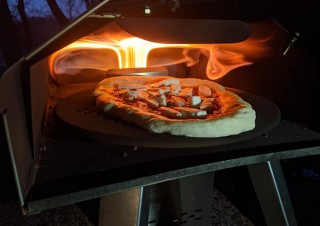 Base on Base、持ち運べるピザ窯QubeStoveを発売