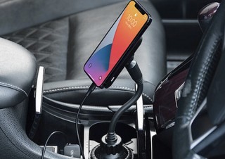 磁石でiPhoneをくっつけてワイヤレス充電もできる「MagSafe対応 車載用充電ホルダー」
