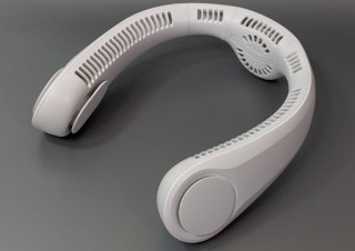 今年のモデルは一味違う！ 頭の後ろにも風が届く、首かけ式で手軽に涼めるポータブルネックファン