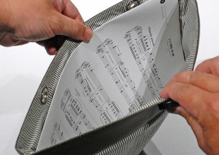 エールック、楽譜を折らずに収納できる専用のバッグインバッグを発売