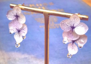 可憐な紫陽花から朝露がポタッ、その瞬間をデザインした「花雫ピアス」発売