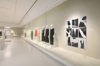 2021年に新築オープンした長野県立美術館がスタッフユニフォームに関連した展覧会などを開催