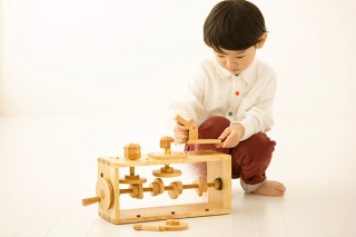 “木のおもちゃ作家”として活動する小田切祐佳氏の初の作品展「動く！天然木のおもちゃ」