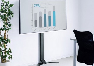 薄型テレビをぴったり壁際に設置できる「テレビスタンド」、サンワサプライから