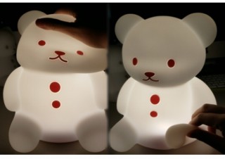 柔らかく抱きしめられるクマさんの照明「こぐまのおやすみライト」発売