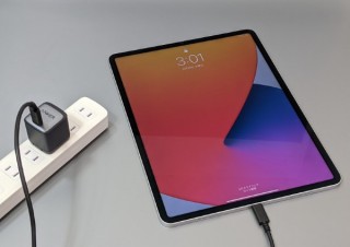 重たい専用ACアダプタとはサヨナラ、外出時のノートPCのお供に最適な超小型USB PD充電器