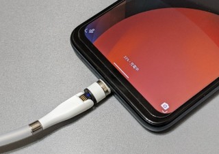 コネクタ部が磁力でワンタッチ着脱、さらに180度スイングで取り回しも自在な充電ケーブル