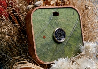 台湾伝統柄×葉脈×掛け時計風デザインのデジタルカメラ「THINKK＆Shoot」