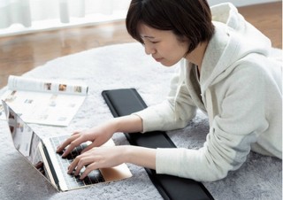 長時間のデスク作業やキーボード操作をラクにする大サイズ71cmの「リストレスト」