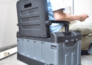 サンコー、背もたれ付きの座れる頑丈ストレージボックス「イスノ物置」を発売