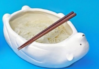 そうめんをお腹いっぱいに抱える「アニマルボウル しろくま」発売、ヴィレヴァンから