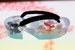 鈴木千恵氏が独創的な感性で自由に制作した下駄を紹介・販売する作品展「Art GETA」