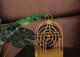 ミスターカード、レトロな鳥かごデザインの蚊取り線香ホルダー「ぐるぐるケージ」を発売