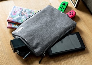4つの入り口を持ち、中でケーブルや雑貨が混ざらない「ガジェットケース」発売