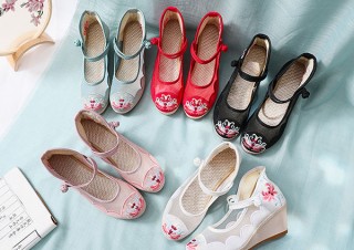 ヴィレヴァン、シースルー素材で夏らしい中華シューズを発売