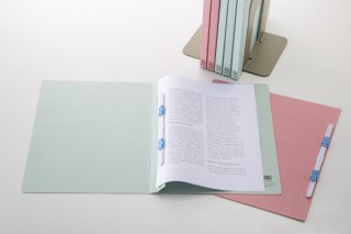 プラス、手に触れる部分すべてに抗菌加工を施した紙製フラットファイルを発売