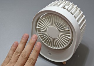 背面にアイスパックを入れて、USB扇風機らしからぬ冷風で集中冷却できるコンパクトな卓上ファン