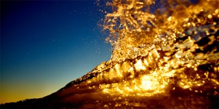 自然条件の違いでさまざまな異なった表情を見せる“波”を撮影した夏井瞬氏の写真展「WAVES」
