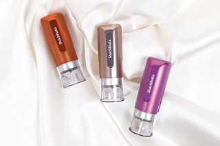 シヤチハタ、メタリックカラーのワンタッチ式はんこ「キャップレス9 Brillio」を発売