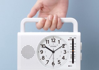リズム、スマホの充電が可能な手回し充電機能付き防災クロックを発売