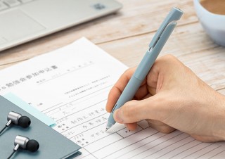 ゼブラ、ブレないボールペン「ブレン」からニュートラルなボディカラー4種類を発売