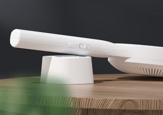 ライフサイド、虫が好む光でおびき寄せて吸い込む「ファン付蚊取りラケット」を発売