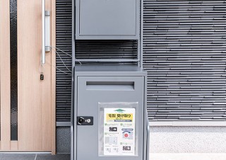 サンワサプライ、置くだけで宅配ボックスに郵便受けを追加できるスタンドを発売