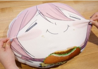ゆるキャン△の“なでしこのほっぺた”のように伸びる「むにゃもちクッション」発売