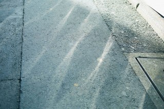 2019年の冬の渋谷で撮影された川村恵理氏の写真展「都市の肌理 touch of the urban skin」