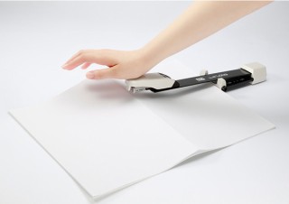 マックス、A2サイズなどの大きな紙でも簡単に中綴じできるホッチキス「Vaimo11 LONG」を発売