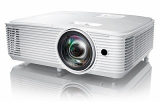 オーエス、投写距離1.1mで100インチを映せる短焦点プロジェクターを発売