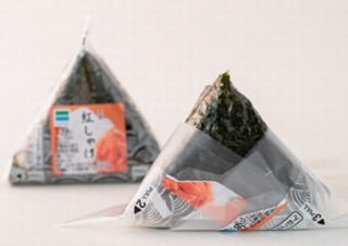ファミマ、おにぎりに直接触らずに食べられる「手巻おむすび」発表